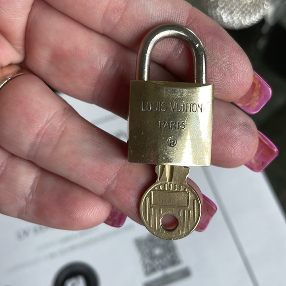 RARE authentic 122 silver and gold lock and key. - Picture 3 of 7